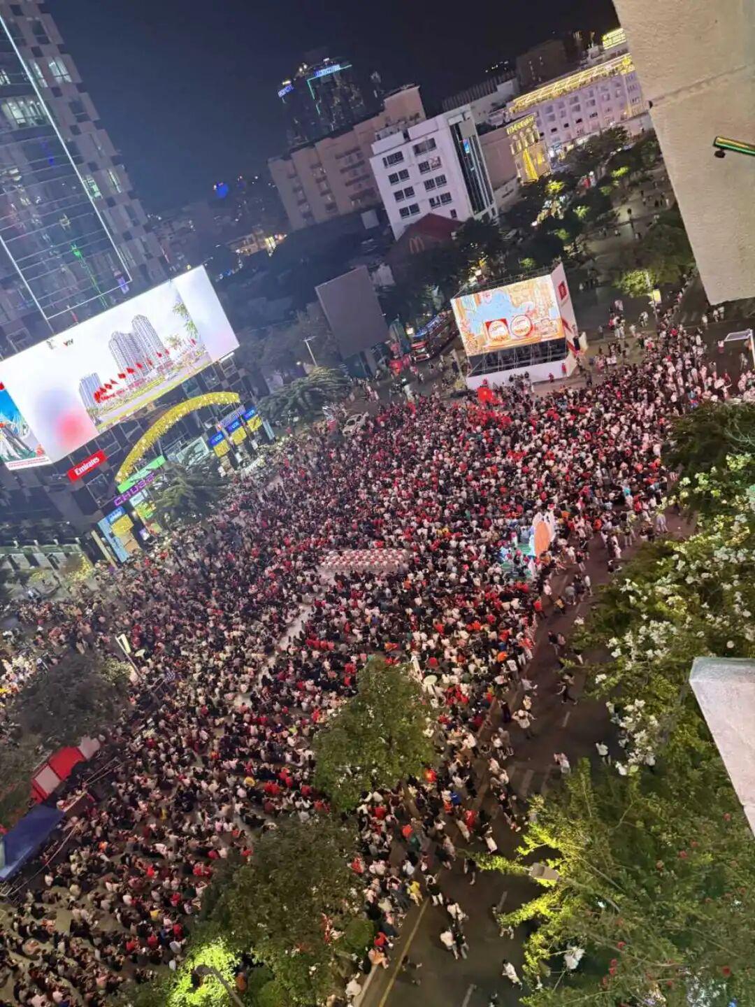 越南数万名球迷街头围观“中越之战”,郑州球迷“混入”其中:中国队进球时,周围是寂静的、我内心是沸腾的