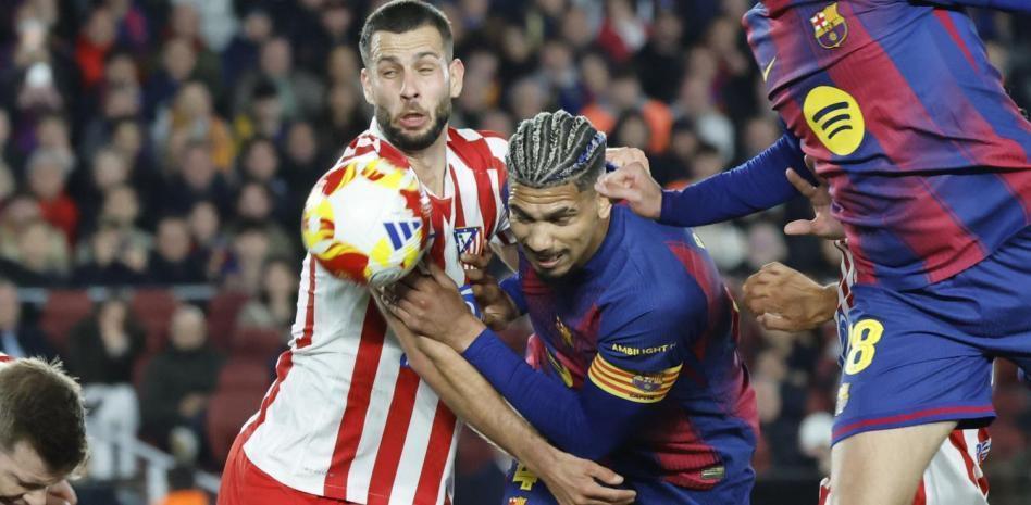 世体：阿劳霍客串中锋牵制作用突出，他可以成为巴萨应急选择